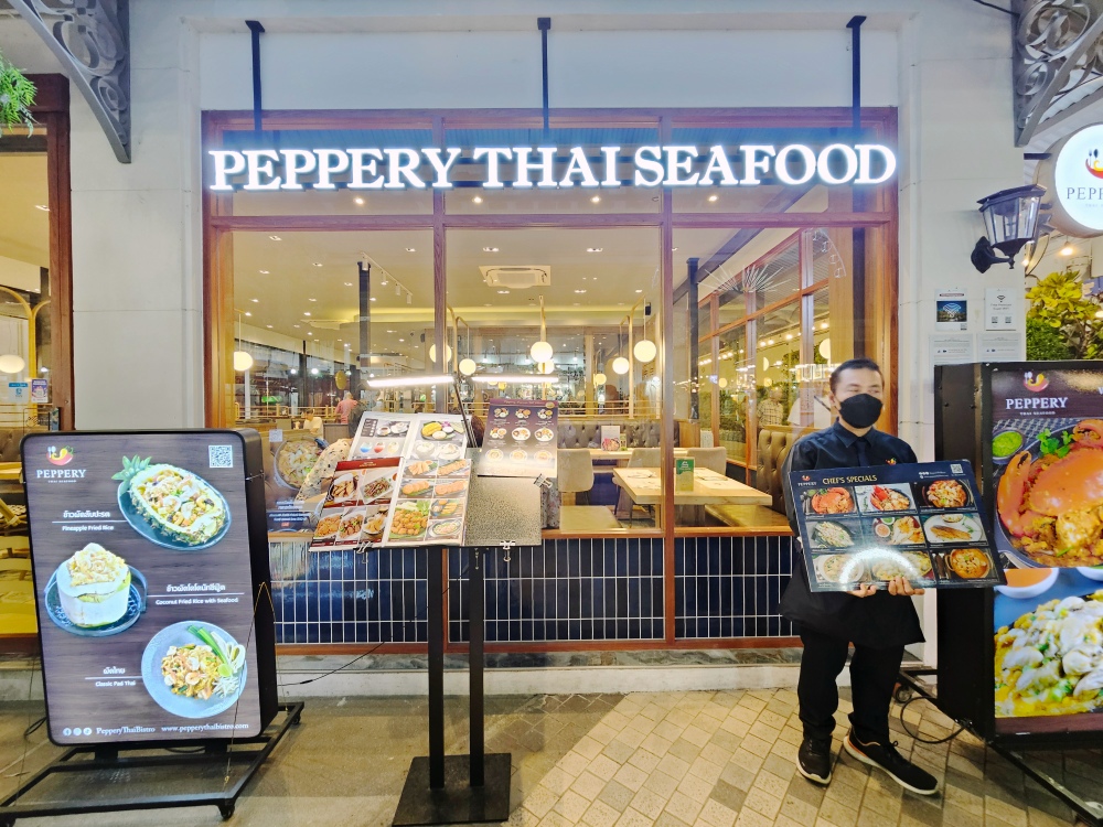 泰國曼谷旅遊 「Asiatique河濱碼頭夜市」美食推薦，燈光好氣氛佳的「Peppery Thai Seafood 」，大啖海鮮、泰國菜超過癮，有冷氣不怕吃到汗流浹背！