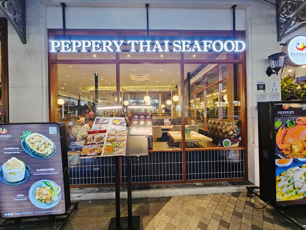 泰國曼谷旅遊 「Asiatique河濱碼頭夜市」美食推薦，燈光好氣氛佳的「Peppery Thai Seafood 」，大啖海鮮、泰國菜超過癮，有冷氣不怕吃到汗流浹背！