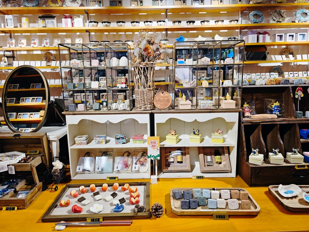 曼谷旅遊必買伴手禮推薦：「Bangkok Tile Factory」Asiatique 碼頭夜市內寶藏陶瓷香氛店，香氛清新好聞造型超可愛，送禮自用兩相宜