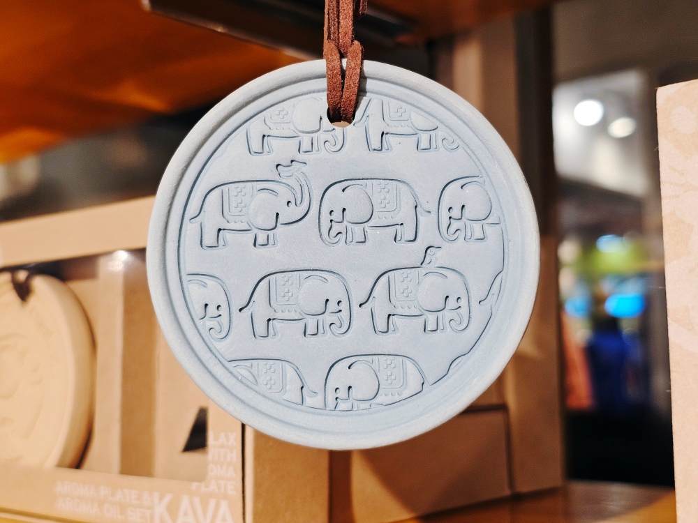 曼谷旅遊必買伴手禮推薦：「Bangkok Tile Factory」Asiatique 碼頭夜市內寶藏陶瓷香氛店，香氛清新好聞造型超可愛，送禮自用兩相宜