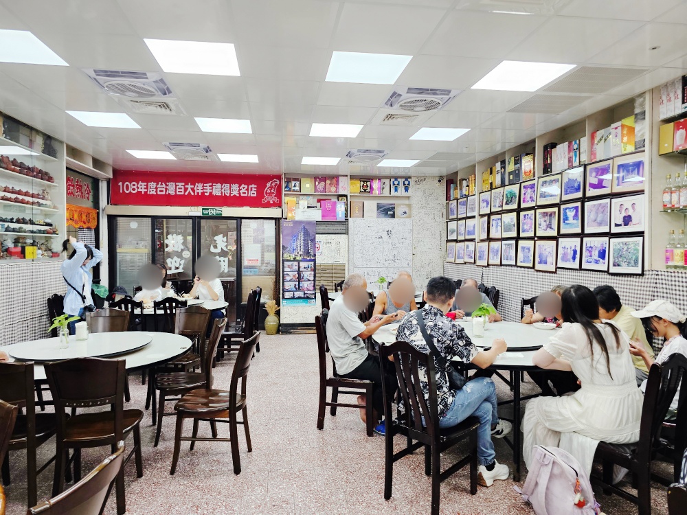小金門烈嶼必吃美食，「三層樓芋頭餐廳」，有合菜也有芋泥刨冰用料大方，芋頭口感超綿密～