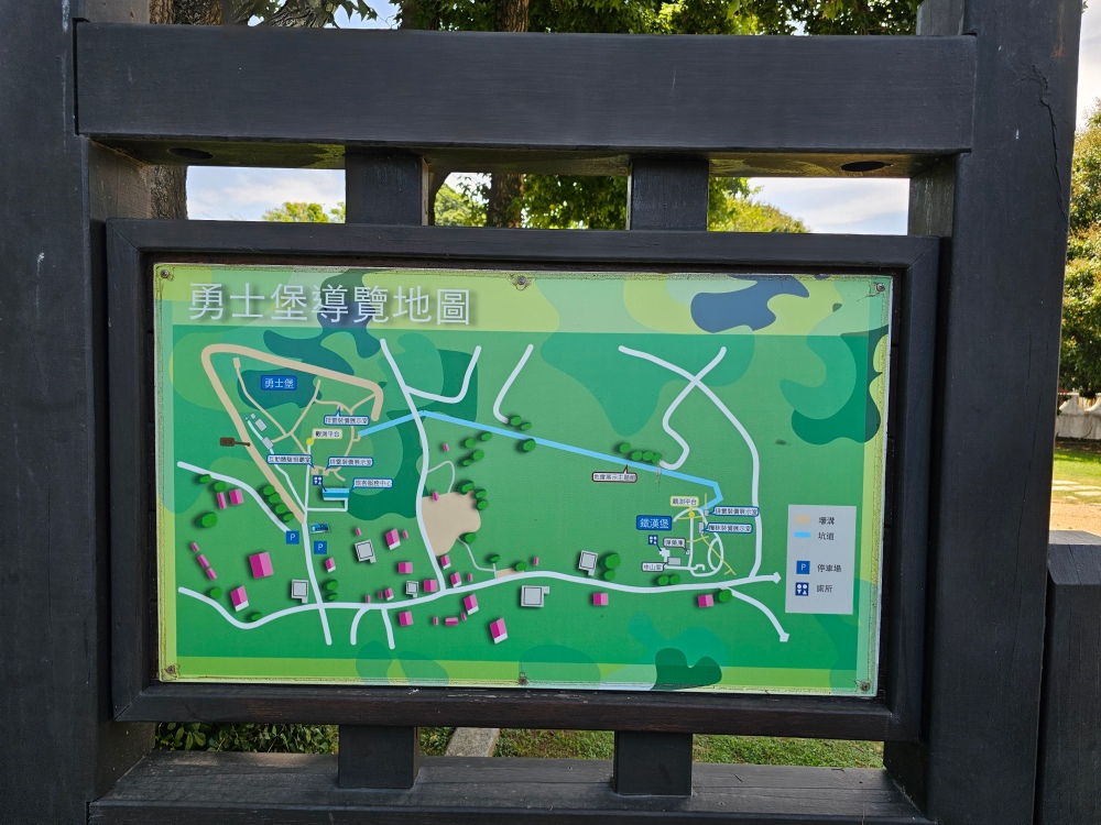 小金門烈嶼景點推薦，到「鐵漢堡」參觀堡壘、防砲車、地下坑道，參觀膽顫心驚的「地雷展示館」