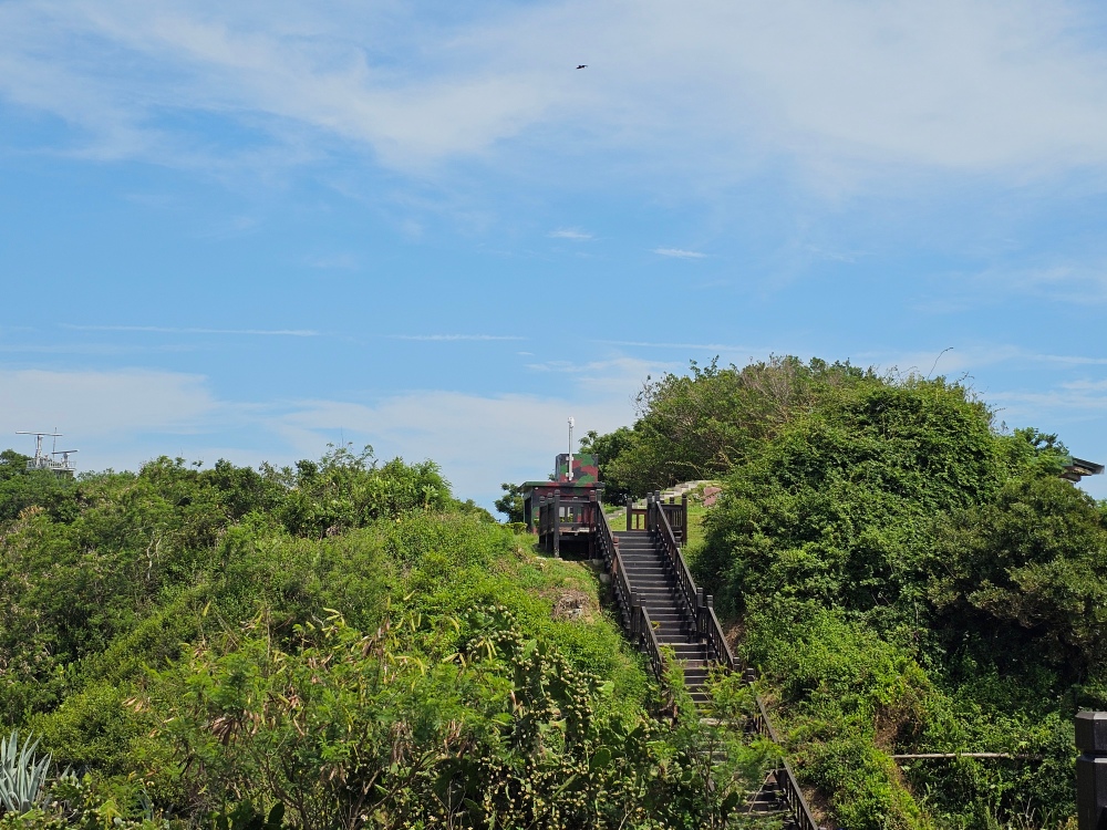 小金門秘境景點 「沙溪堡沙溪坑道」，全台最西點「國境之西」看夕陽，觀海亭無敵海景超好拍～