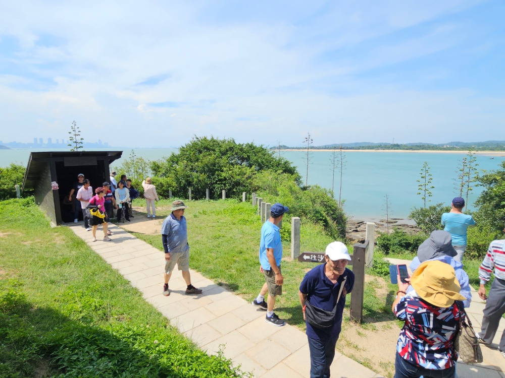 小金門秘境景點 「沙溪堡沙溪坑道」，全台最西點「國境之西」看夕陽，觀海亭無敵海景超好拍～