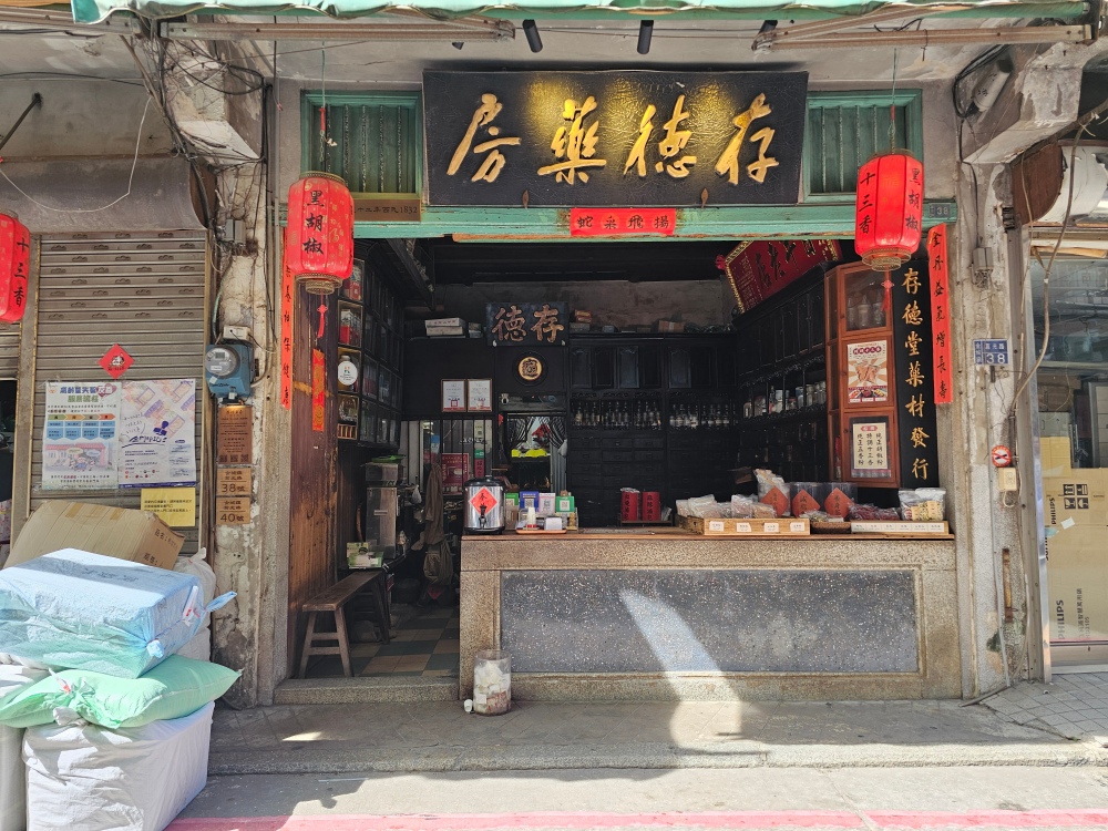 金門百年老店 「存德藥房」，伴手禮推薦必買純正招牌萬用小滷包、現磨超香胡椒粉！買太多還可宅配～