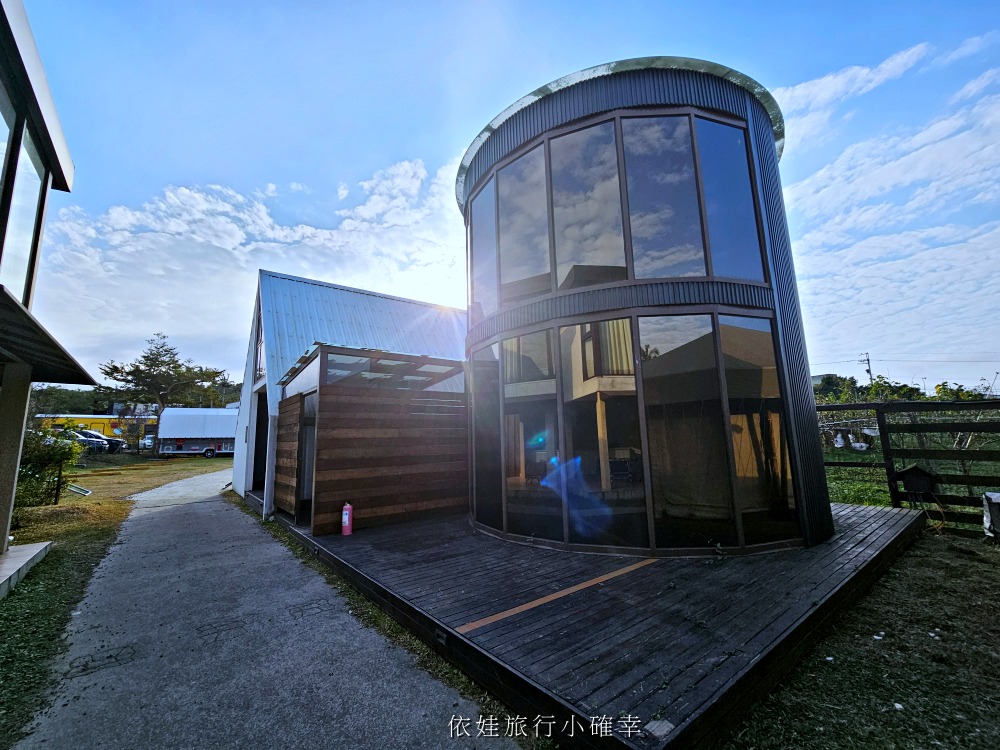 苗栗豪華露營推薦 | 逗點露營區評價好~親子露營車、網美免搭帳懶人帳篷、自搭帳雨棚區，孩子最愛泳池、草地、餐廳、室內活動空間、電動車充電樁