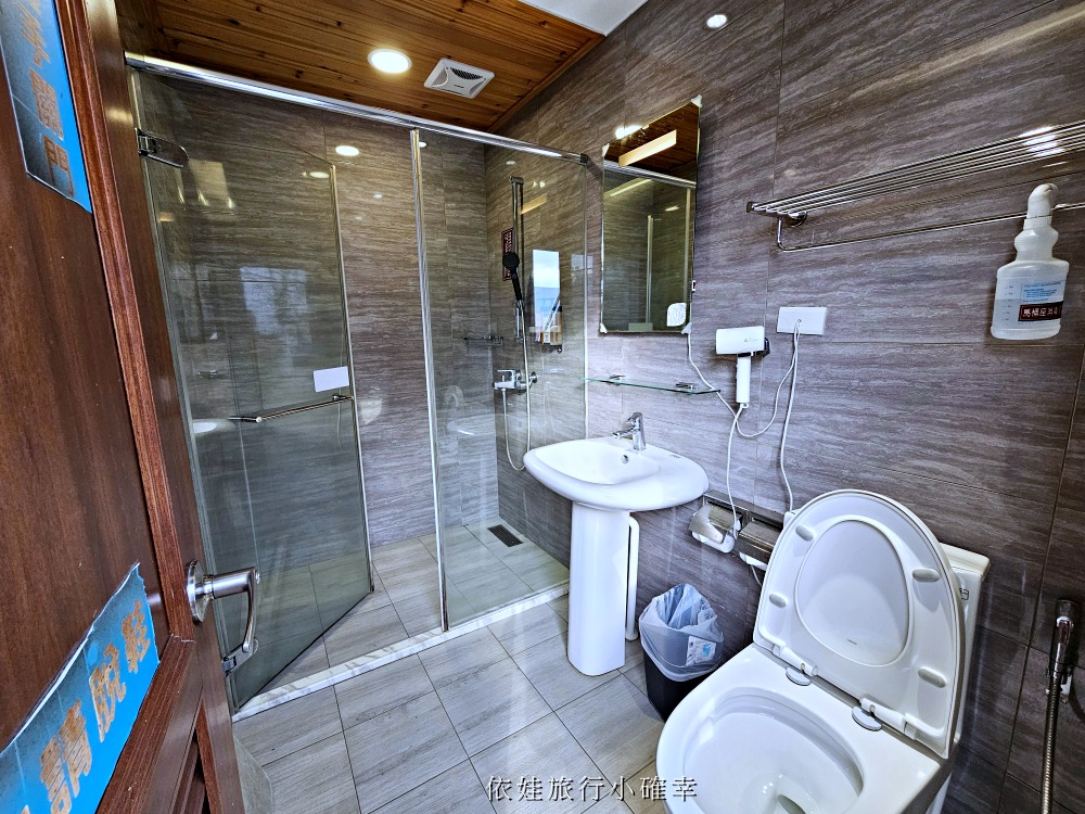 苗栗豪華露營推薦 | 逗點露營區評價好~親子露營車、網美免搭帳懶人帳篷、自搭帳雨棚區，孩子最愛泳池、草地、餐廳、室內活動空間、電動車充電樁