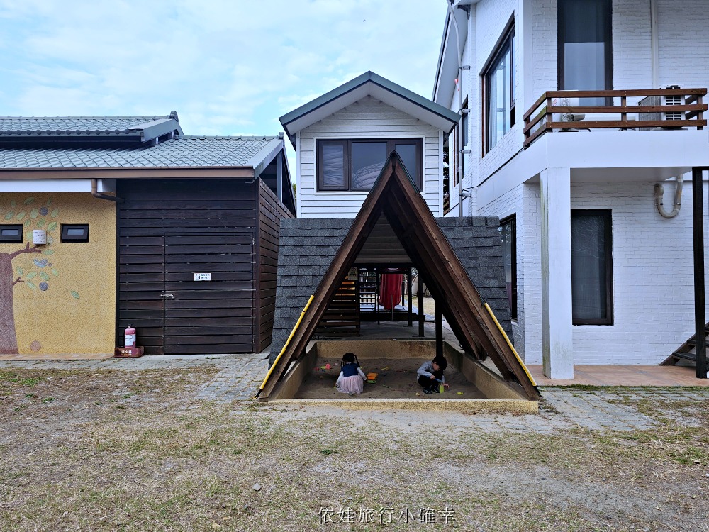 苗栗豪華露營推薦 | 逗點露營區評價好~親子露營車、網美免搭帳懶人帳篷、自搭帳雨棚區，孩子最愛泳池、草地、餐廳、室內活動空間、電動車充電樁