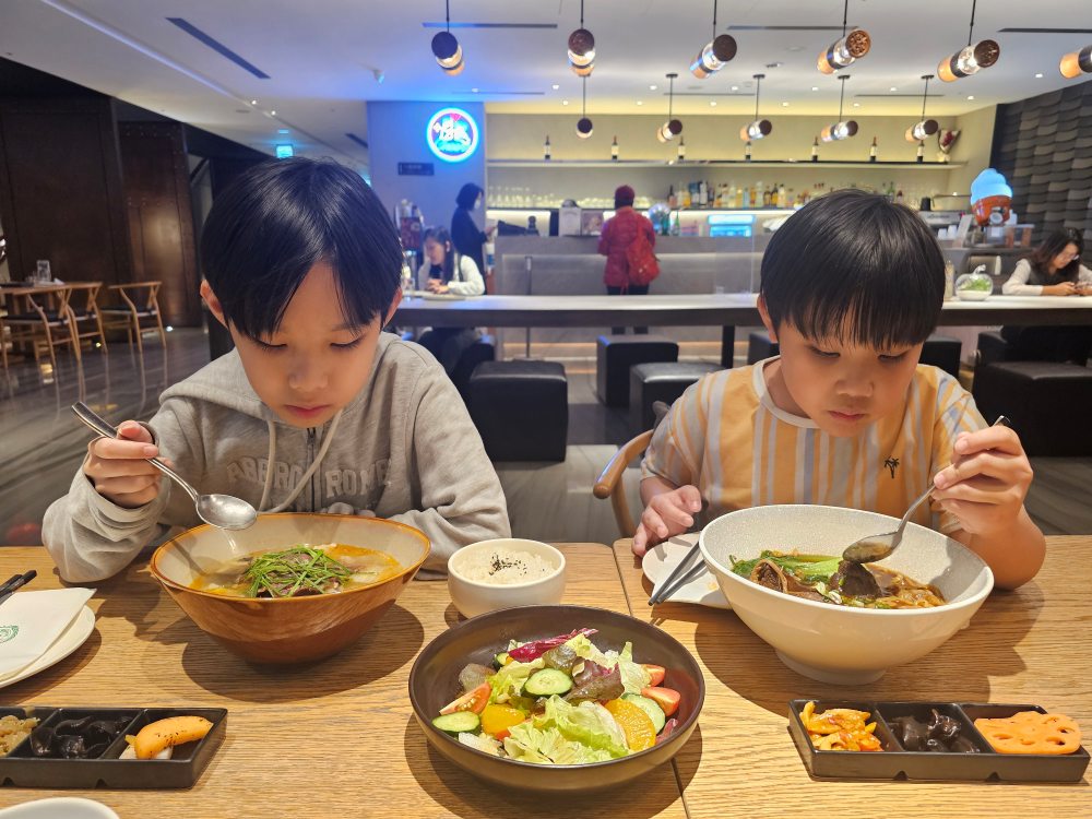 長榮文苑酒店嘉義評價，嘉義五星級親子飯店，遊戲室、電動車、故宮南院、無邊際泳池，豐盛自助餐早餐