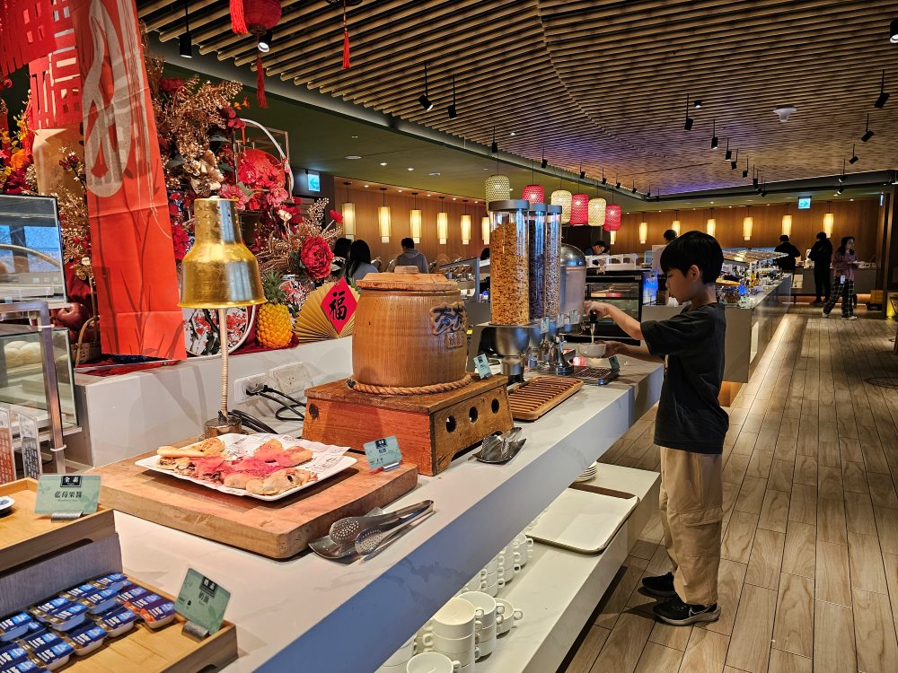 長榮文苑酒店嘉義評價，嘉義五星級親子飯店，遊戲室、電動車、故宮南院、無邊際泳池，豐盛自助餐早餐