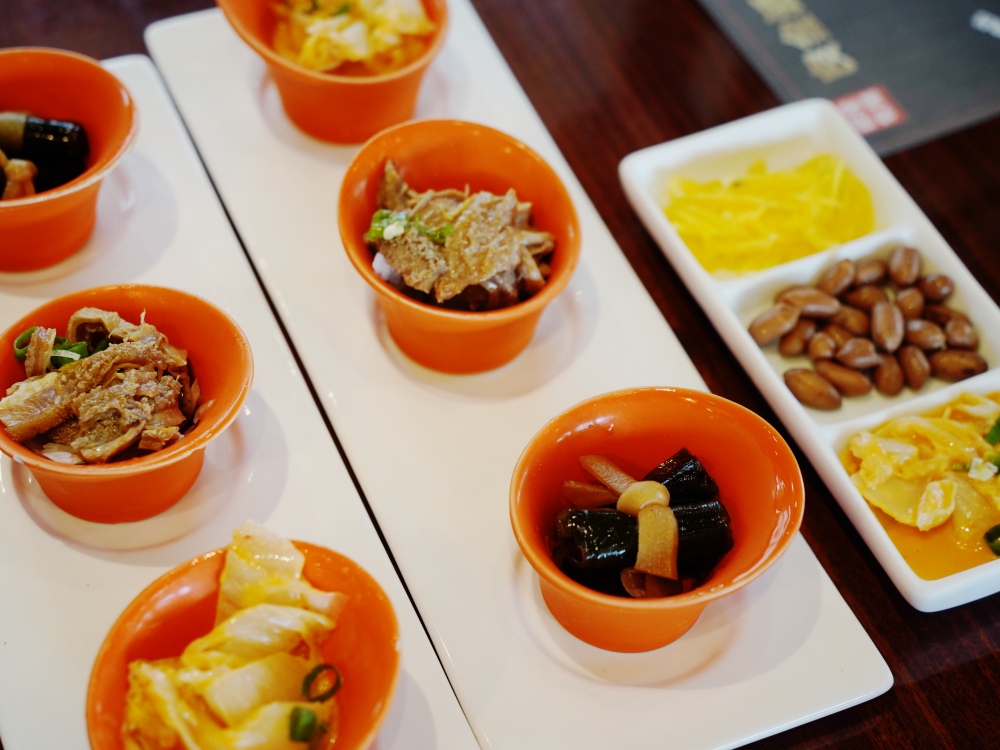 金門旅遊美食推薦，「良金牧場」牛肉麵評價好，熱騰騰現沖溫體牛滑嫩美味，一個人也能吃