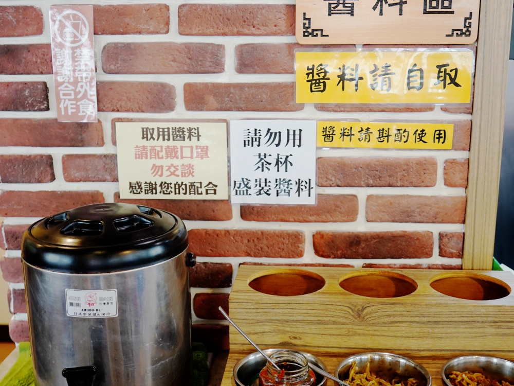 金門旅遊美食推薦，「良金牧場」牛肉麵評價好，熱騰騰現沖溫體牛滑嫩美味，一個人也能吃