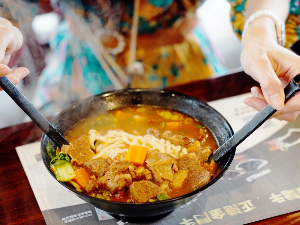 金門旅遊美食推薦，「良金牧場」牛肉麵評價好，熱騰騰現沖溫體牛滑嫩美味，一個人也能吃