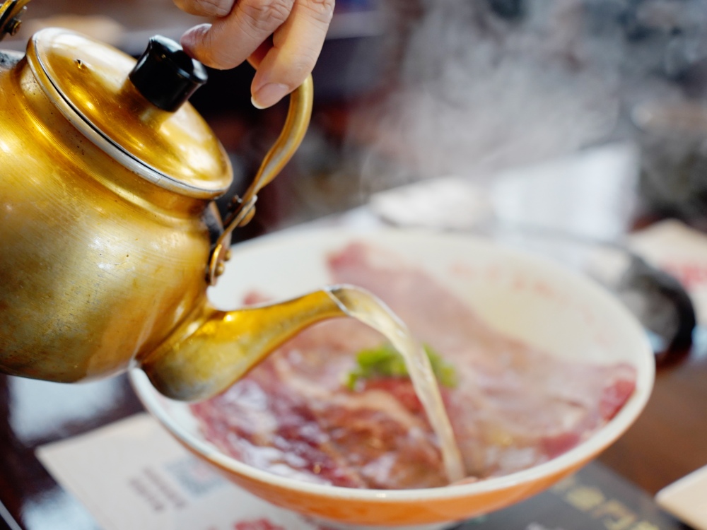 金門旅遊美食推薦，「良金牧場」牛肉麵評價好，熱騰騰現沖溫體牛滑嫩美味，一個人也能吃