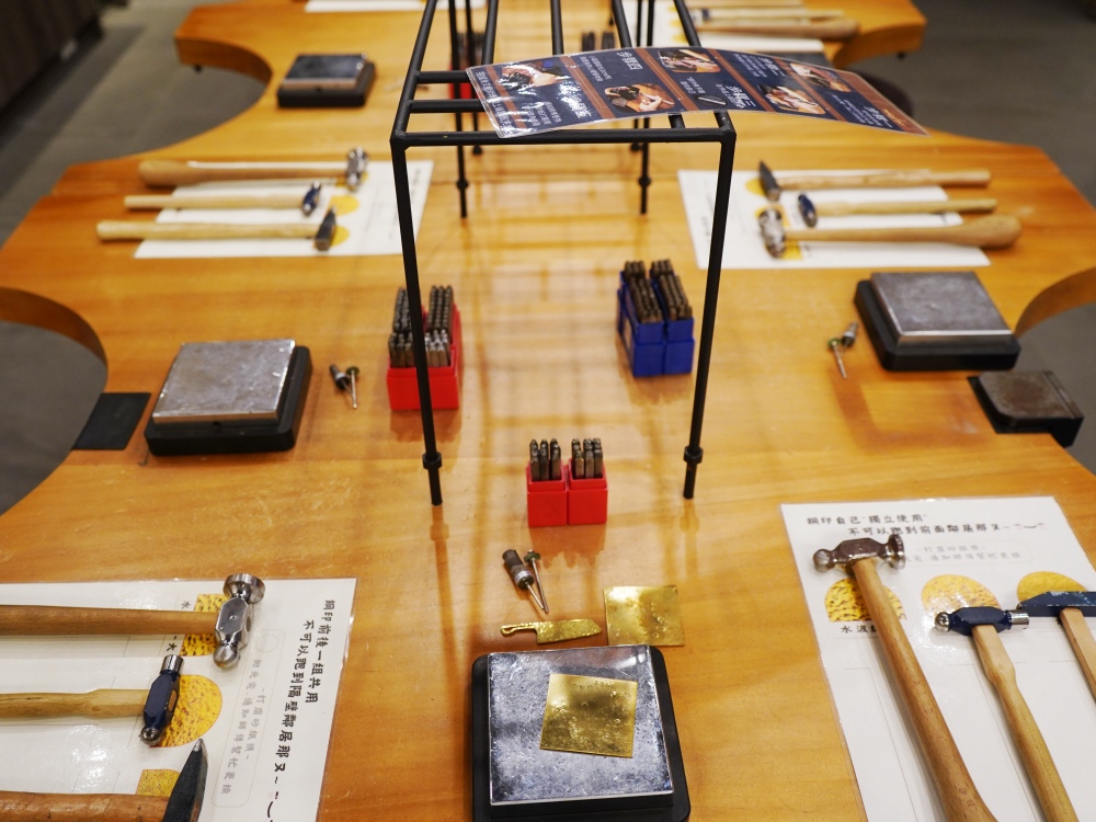2025 金門旅遊伴手禮推薦 「金合利鋼刀觀光工廠」，砲彈製成的菜刀！「黑白大廚」還特地飛來買廚刀，另外還有製刀表演