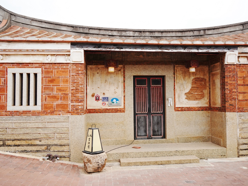 金門旅遊景點「北山古洋樓」，國共曾在此激戰，可和彈孔合照，現為文青背包客棧！