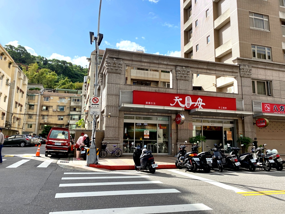 台北市天母美食推薦｜天母豆漿，平價美味早餐店，必點超濃米漿、脆皮蛋餅、爆餡韭菜盒！自製小魚乾辣椒醬超夠味～