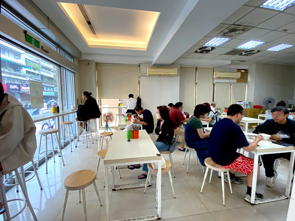 台北市天母美食推薦｜天母豆漿，平價美味早餐店，必點超濃米漿、脆皮蛋餅、爆餡韭菜盒！自製小魚乾辣椒醬超夠味～