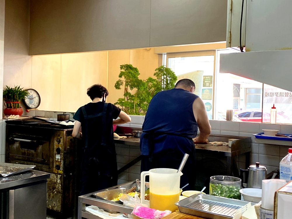台北市天母美食推薦｜天母豆漿，平價美味早餐店，必點超濃米漿、脆皮蛋餅、爆餡韭菜盒！自製小魚乾辣椒醬超夠味～