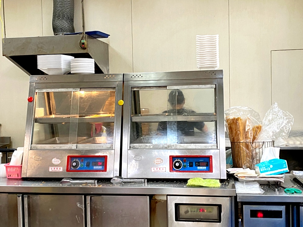 台北市天母美食推薦｜天母豆漿，平價美味早餐店，必點超濃米漿、脆皮蛋餅、爆餡韭菜盒！自製小魚乾辣椒醬超夠味～