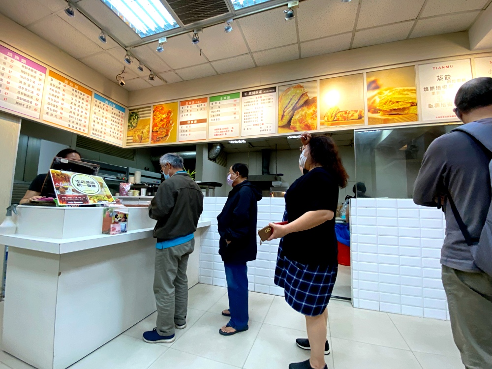台北市天母美食推薦｜天母豆漿，平價美味早餐店，必點超濃米漿、脆皮蛋餅、爆餡韭菜盒！自製小魚乾辣椒醬超夠味～