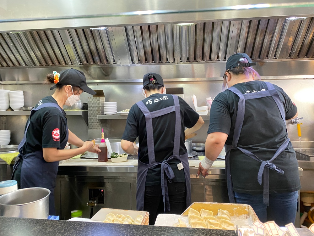 台北中正區美食推薦 ｜ 總統愛吃的「巧之味手工水餃」，一百元就可飽餐一頓，必點干貝水餃、招牌水餃，冰涼仙草蜜也消暑好喝！