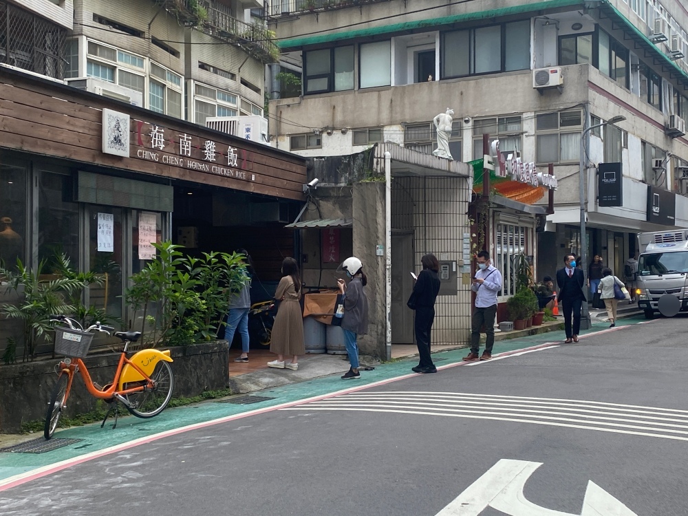 南京復興站美食推薦 ｜ 排隊人氣老店「慶城街海南雞飯」，百元就能吃到的海南雞飯，雞腿肉香嫩鮮美、特色青醬加紅醬超夠味！