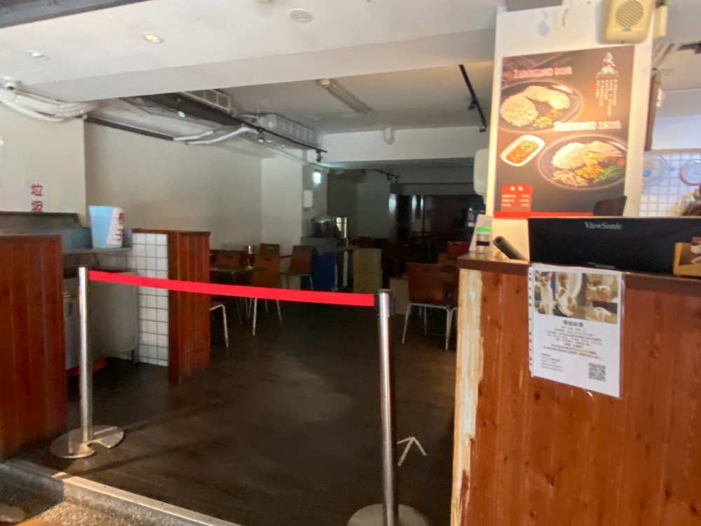 南京復興站美食推薦 ｜ 排隊人氣老店「慶城街海南雞飯」，百元就能吃到的海南雞飯，雞腿肉香嫩鮮美、特色青醬加紅醬超夠味！