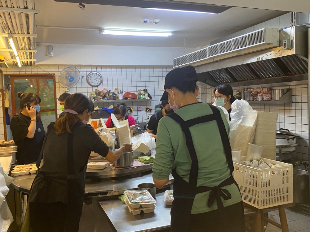 南京復興站美食推薦 ｜ 排隊人氣老店「慶城街海南雞飯」，百元就能吃到的海南雞飯，雞腿肉香嫩鮮美、特色青醬加紅醬超夠味！