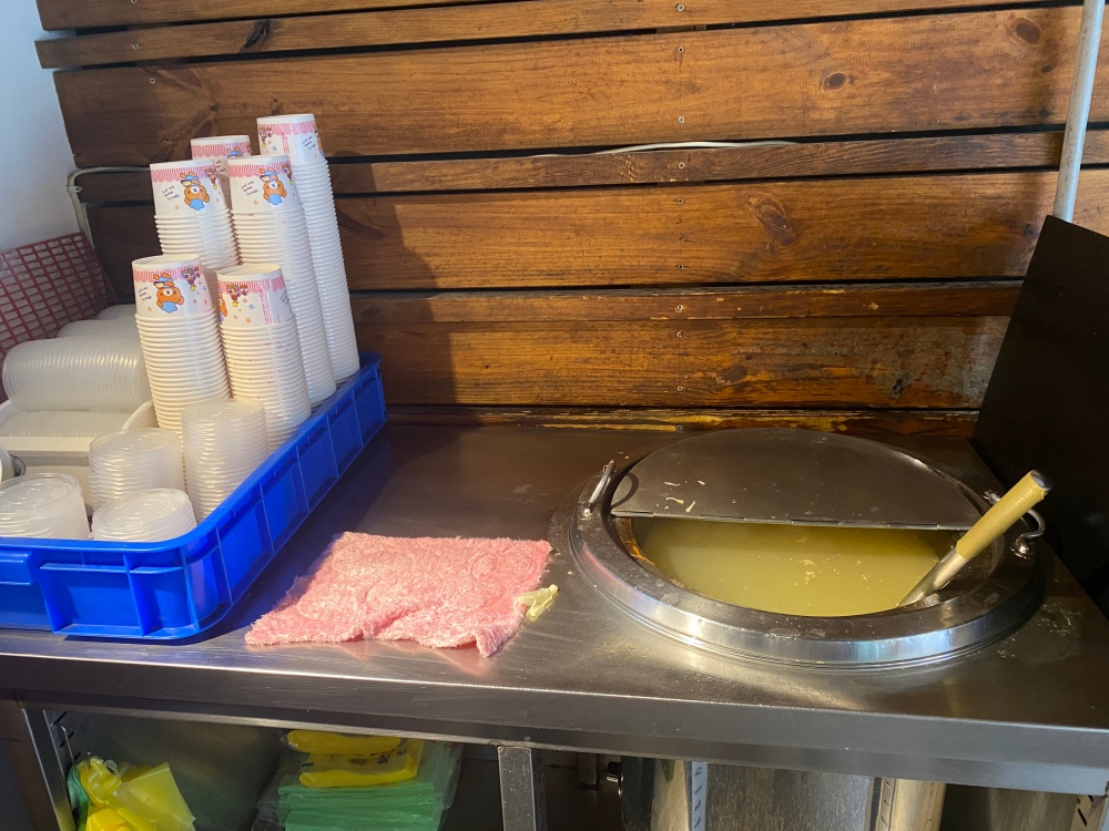 南京復興站美食推薦 ｜ 排隊人氣老店「慶城街海南雞飯」，百元就能吃到的海南雞飯，雞腿肉香嫩鮮美、特色青醬加紅醬超夠味！