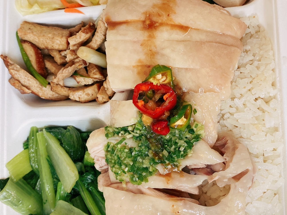 南京復興站美食推薦 ｜ 排隊人氣老店「慶城街海南雞飯」，百元就能吃到的海南雞飯，雞腿肉香嫩鮮美、特色青醬加紅醬超夠味！