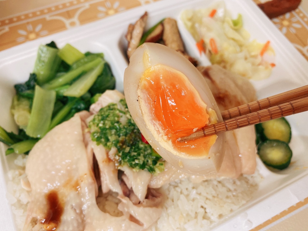 南京復興站美食推薦 ｜ 排隊人氣老店「慶城街海南雞飯」，百元就能吃到的海南雞飯，雞腿肉香嫩鮮美、特色青醬加紅醬超夠味！