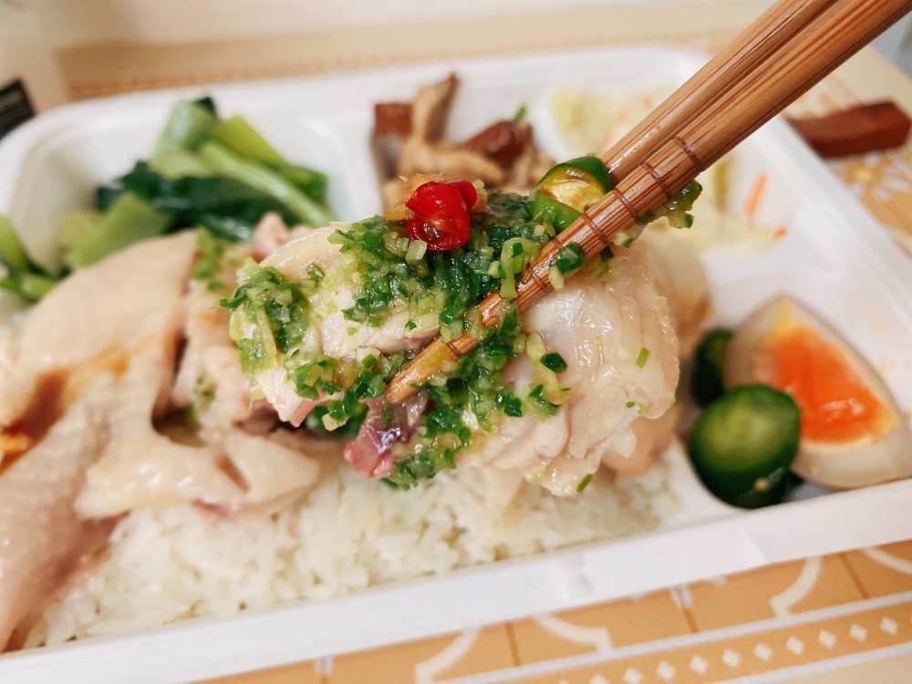 南京復興站美食推薦 ｜ 排隊人氣老店「慶城街海南雞飯」，百元就能吃到的海南雞飯，雞腿肉香嫩鮮美、特色青醬加紅醬超夠味！