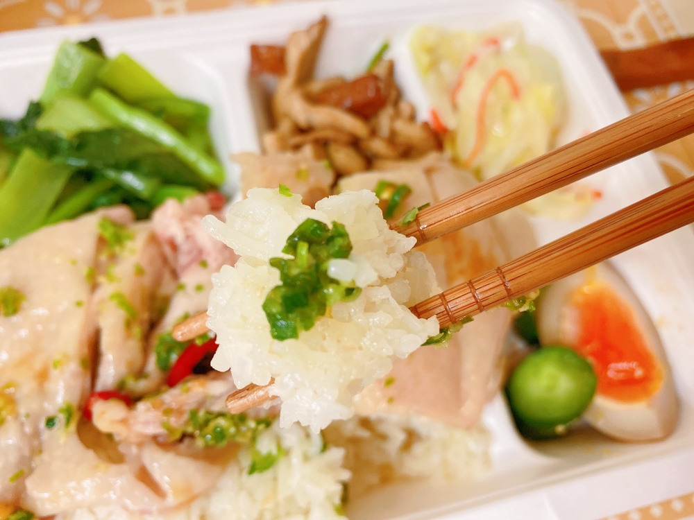 南京復興站美食推薦 ｜ 排隊人氣老店「慶城街海南雞飯」，百元就能吃到的海南雞飯，雞腿肉香嫩鮮美、特色青醬加紅醬超夠味！