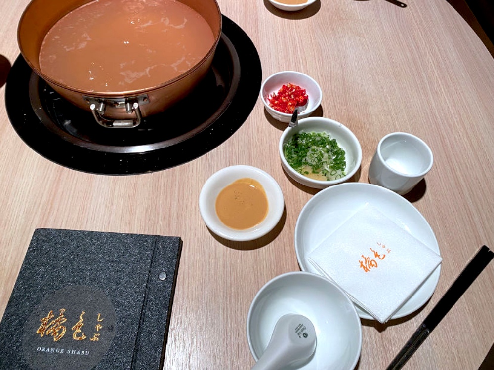 米其林餐盤推薦 ｜台北大安區高級火鍋餐廳「橘色涮涮屋一館」，獨立包廂用餐，價格高但很值得，螃蟹、鮮蝦、干貝精緻又鮮甜（菜單）