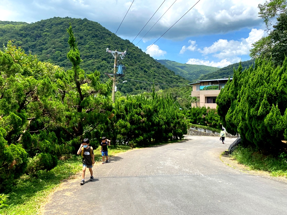 台北天母免費景點推薦｜天母古道親山步道，輕鬆健行適合小孩，綠色隧道水管路、可愛彌猴出沒注意～