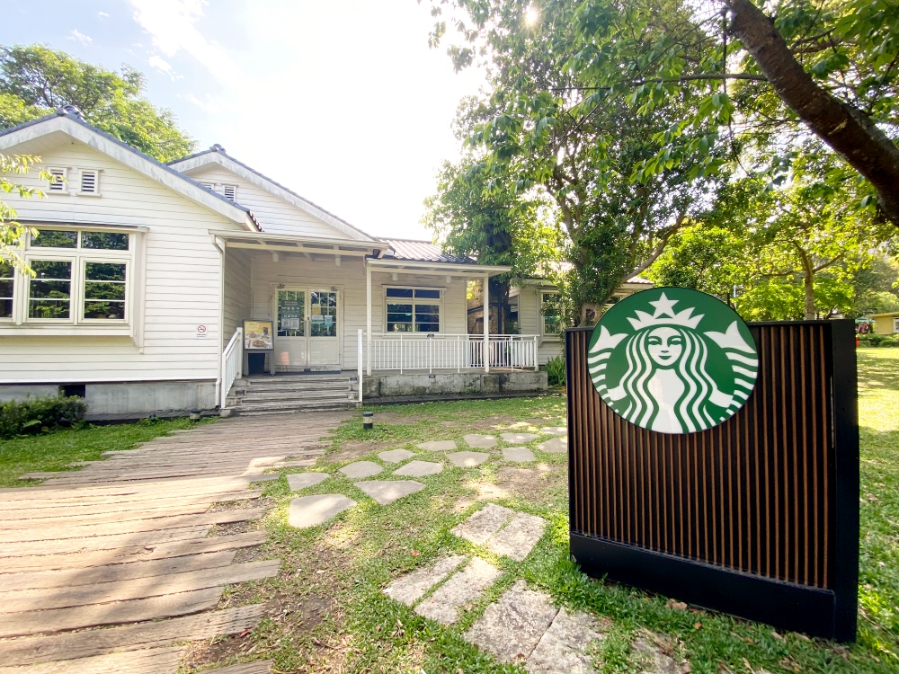 台北市陽明山下午茶推薦，星巴克Starbucks草山門市朝聖！特色老宅大草坪，美式鄉村風，IG網美拍照熱點