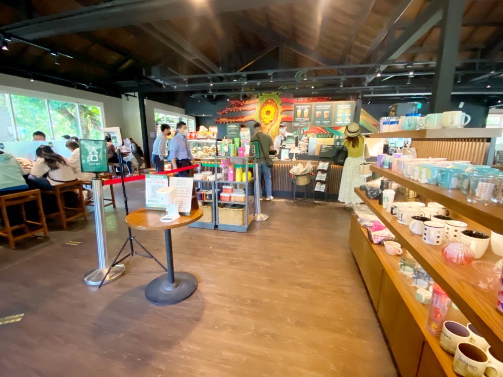 台北市陽明山下午茶推薦，星巴克Starbucks草山門市朝聖！特色老宅大草坪，美式鄉村風，IG網美拍照熱點