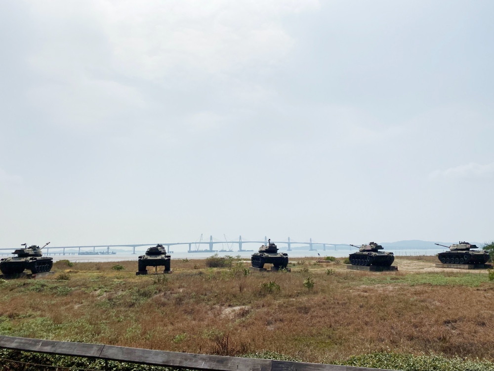 金門旅遊免費景點「慈湖落日觀海平台」賞夕陽，戰車咖啡廳，充滿金門戰地風情的必遊景點