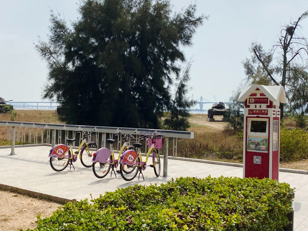 金門旅遊免費景點「慈湖落日觀海平台」賞夕陽，戰車咖啡廳，充滿金門戰地風情的必遊景點
