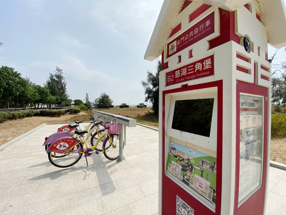金門旅遊免費景點「慈湖落日觀海平台」賞夕陽，戰車咖啡廳，充滿金門戰地風情的必遊景點