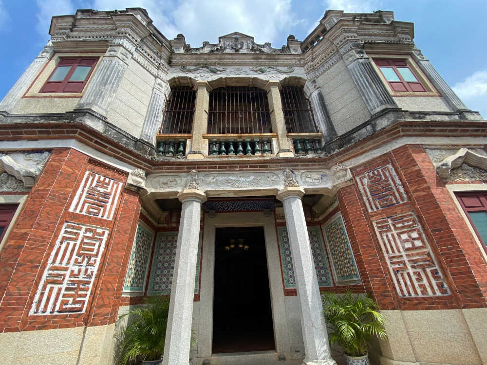金門必去免費景點「得月樓及黃輝煌」百年洋樓，必遊水頭聚落內銃樓，精緻花磚與建築藝術，也有夜遊行程