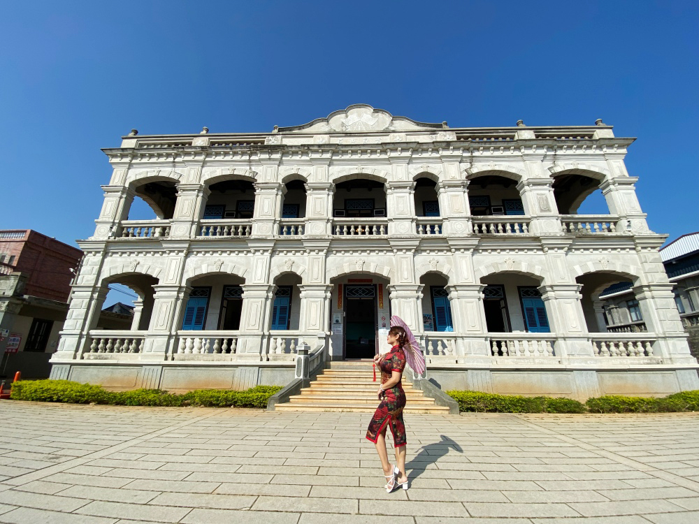 金門IG打卡景點「陳景蘭洋樓」免費參觀，純白色百年老宅還有二樓海景咖啡廳，穿上旗袍來拍美照