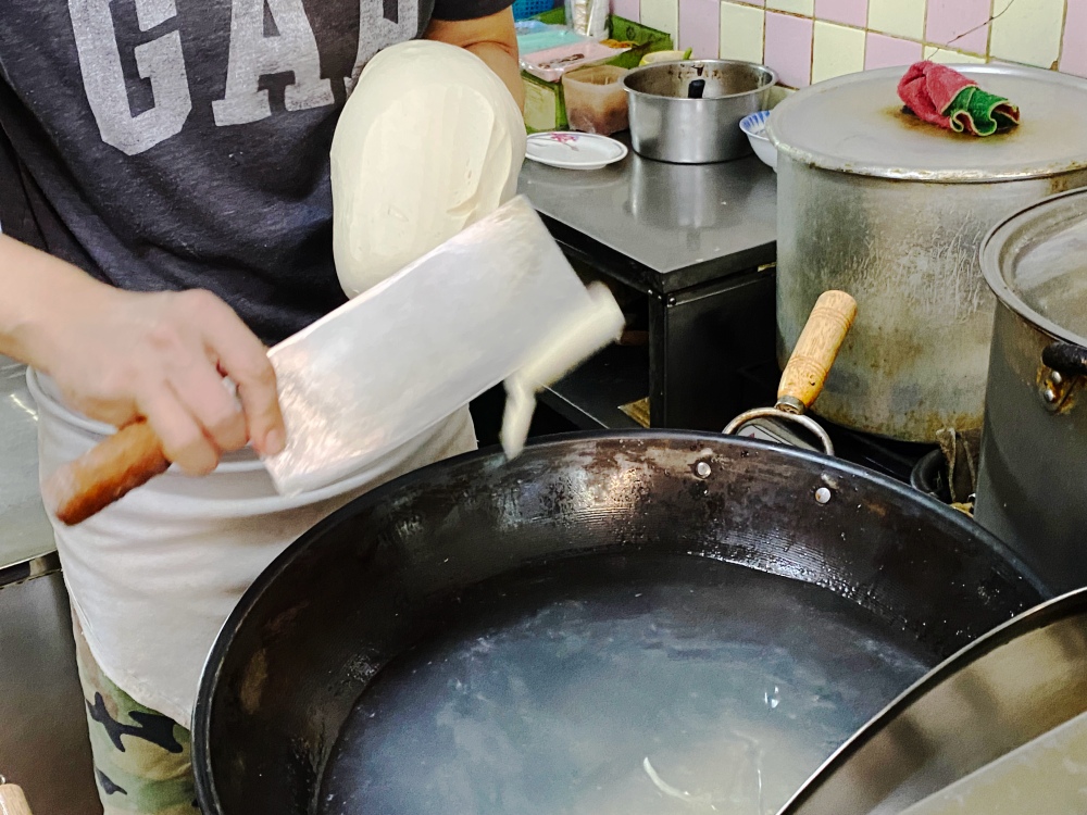 金門金湖鎮美食小吃推薦「喜相逢小吃店」老字號燒餅刀削麵，銅板價燒餅超美味