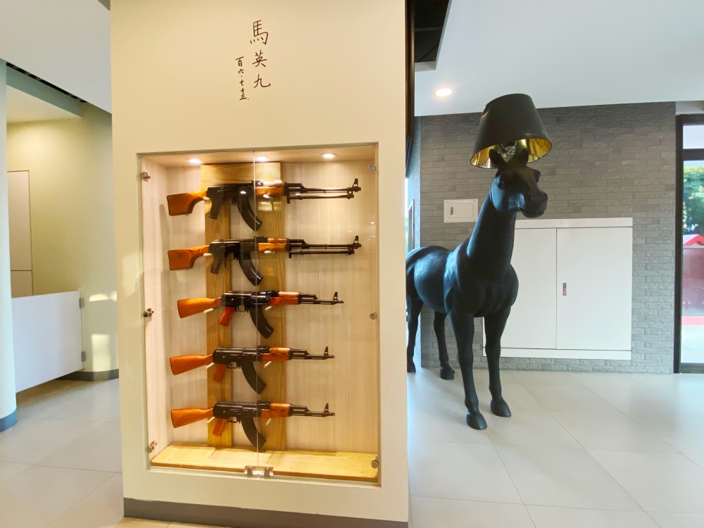 2025 金門旅遊特色住宿推薦，軍事風設計住宿「八二三行館」，房內有槍有監獄 好玩又好拍的住宿空間