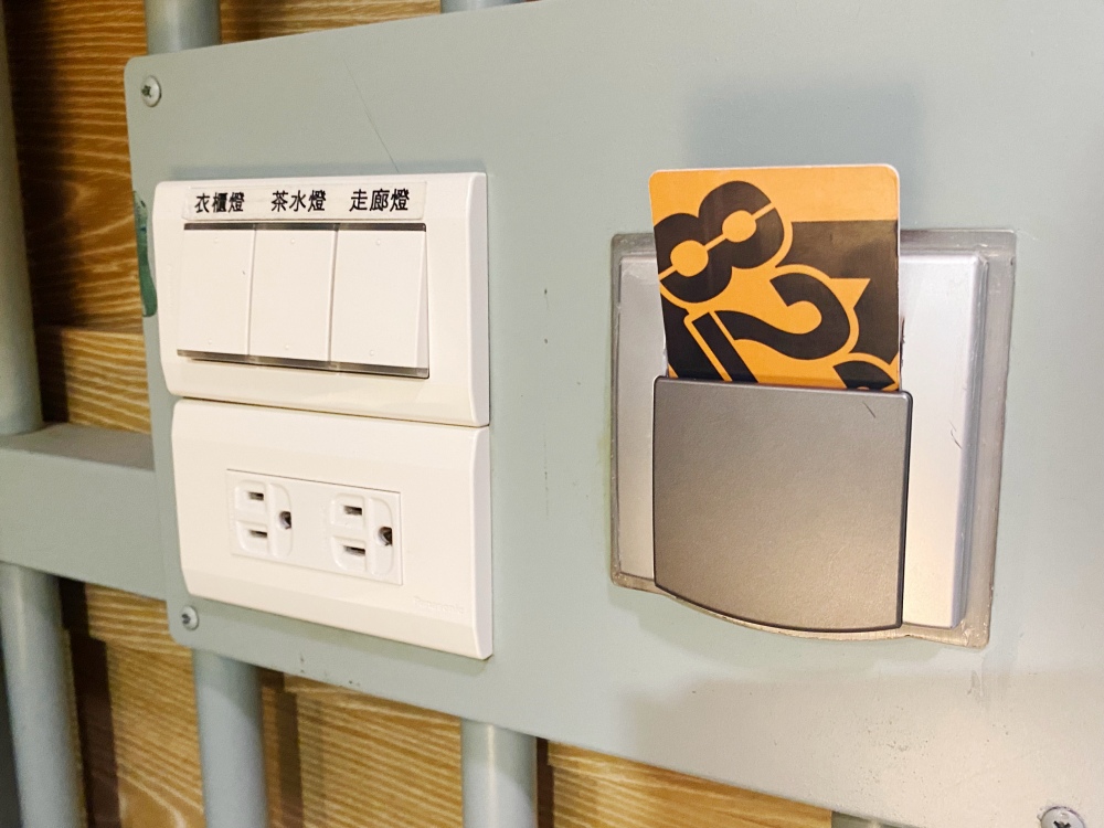 2025 金門旅遊特色住宿推薦，軍事風設計住宿「八二三行館」，房內有槍有監獄 好玩又好拍的住宿空間