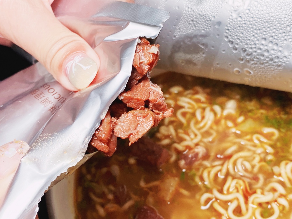 金門伴手禮推薦「朕一品金門高坑牛肉麵」開箱試吃，金門限定味味一品聯手高坑牛肉店