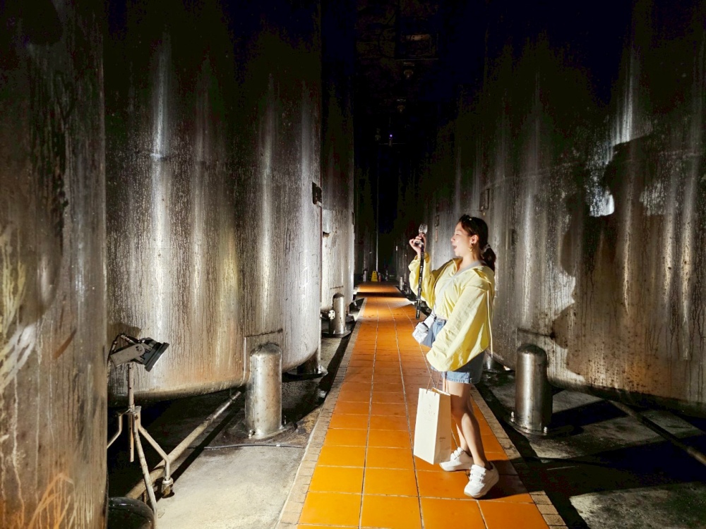 金門酒窖參觀推薦 「經武酒窖」，金門酒廠億萬高粱酒桶沉浸式酒窖體驗，更是台劇拍攝景點，