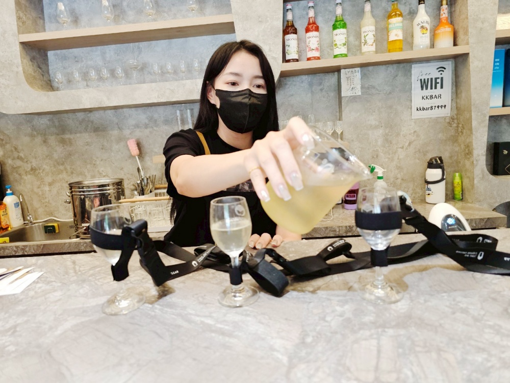 金門酒窖參觀推薦 「經武酒窖」，金門酒廠億萬高粱酒桶沉浸式酒窖體驗，更是台劇拍攝景點，