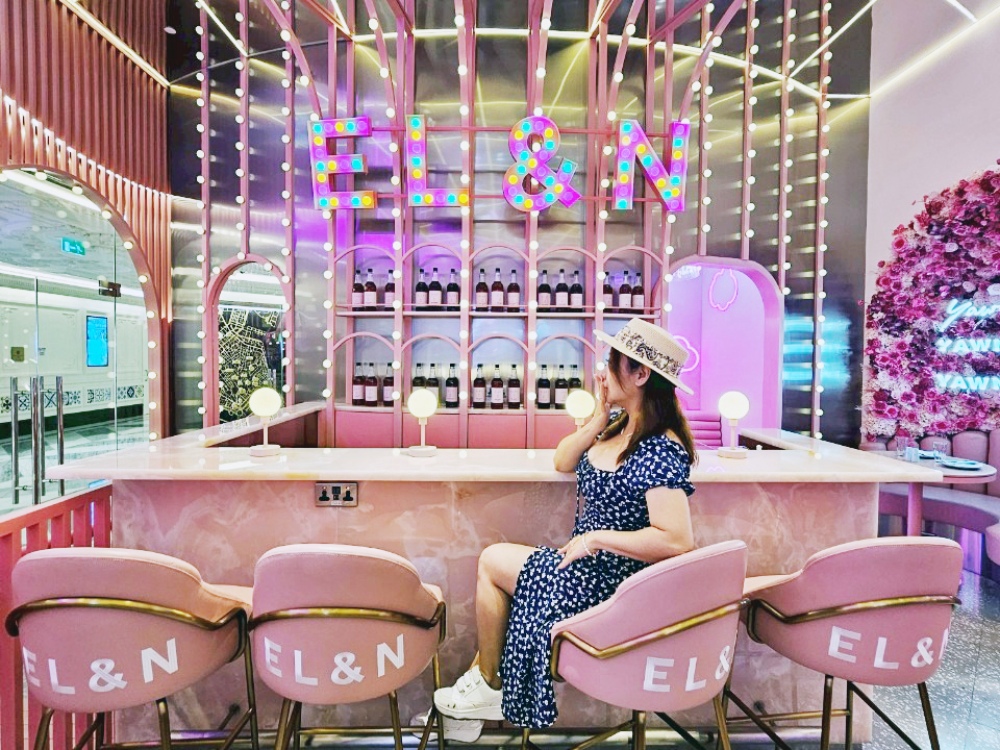2025 澳門必吃打卡美食推薦｜超浮誇倫敦網美咖啡廳EL&N London Macau，夢幻粉紅色花牆、超可愛霓虹燈好拍到不行